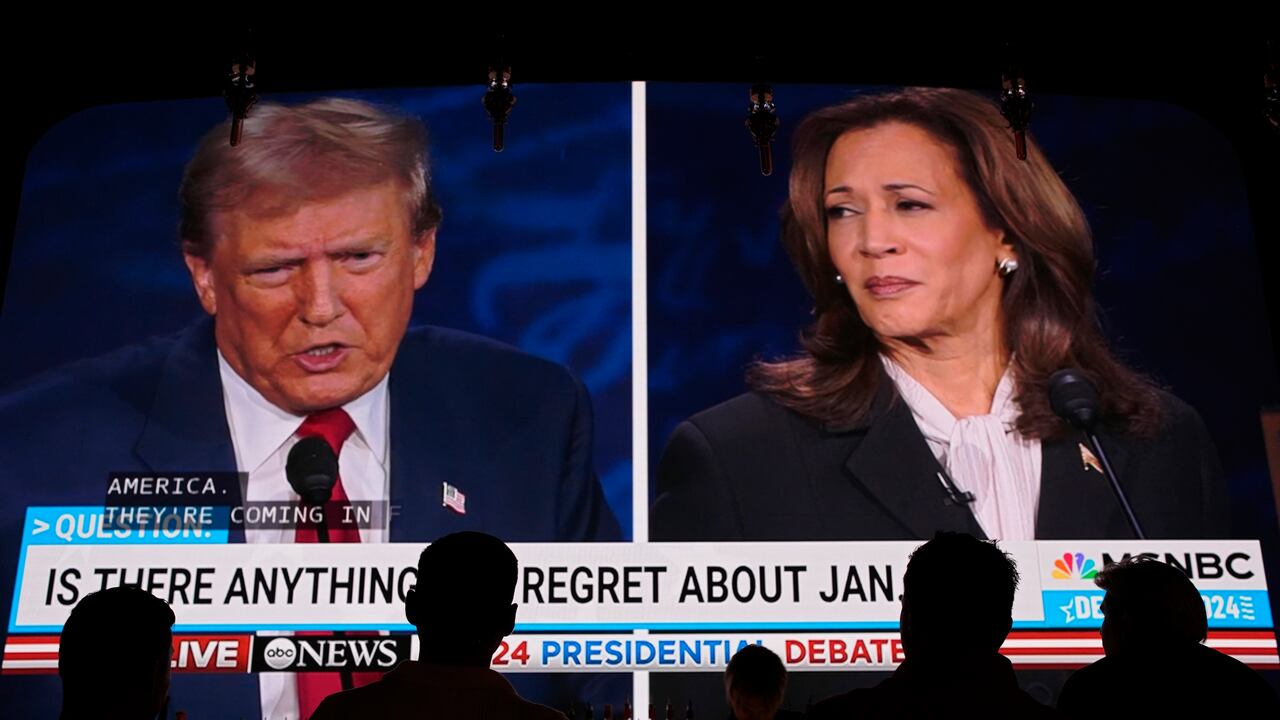 La gente observa el debate presidencial entre el candidato presidencial republicano, el ex presidente Donald Trump, y la candidata presidencial demócrata, la vicepresidenta Kamala Harris, el martes 10 de septiembre de 2024, en el Gipsy Las Vegas en Las Vegas. (Foto AP/John Locher)