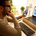 Hombre caucásico trabajando con tecnologías blockchain, analizando criptografía en la pantalla de un portátil, tarde en la noche desde su oficina en casa. Muestra el gráfico del mercado financiero de TradingView.