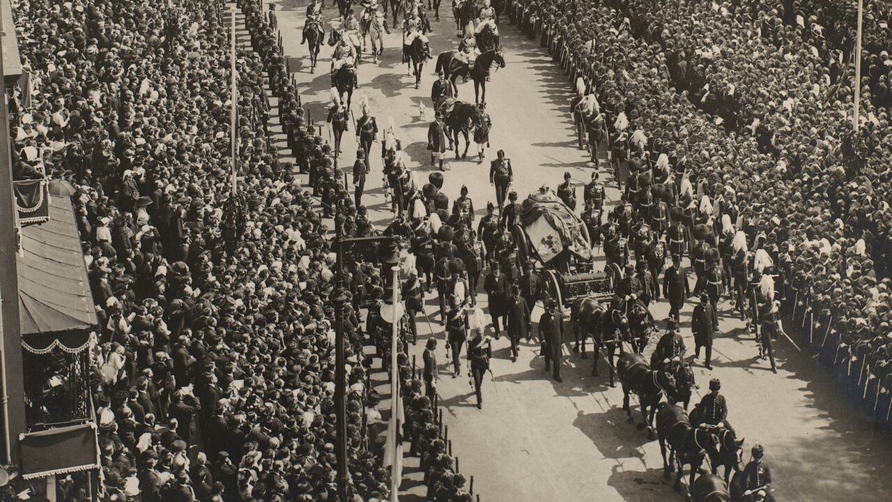 La procesión del funeral del rey Edward VII, bisabuelo de Isabel, en mayo de 1910. Un despliegue similar de tropas y público en las calles de Londres se prevé para la despedida de la reina.