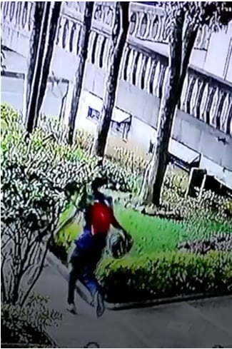 El bolso de la mujer quedó abandonado en el jardín de un conjunto.