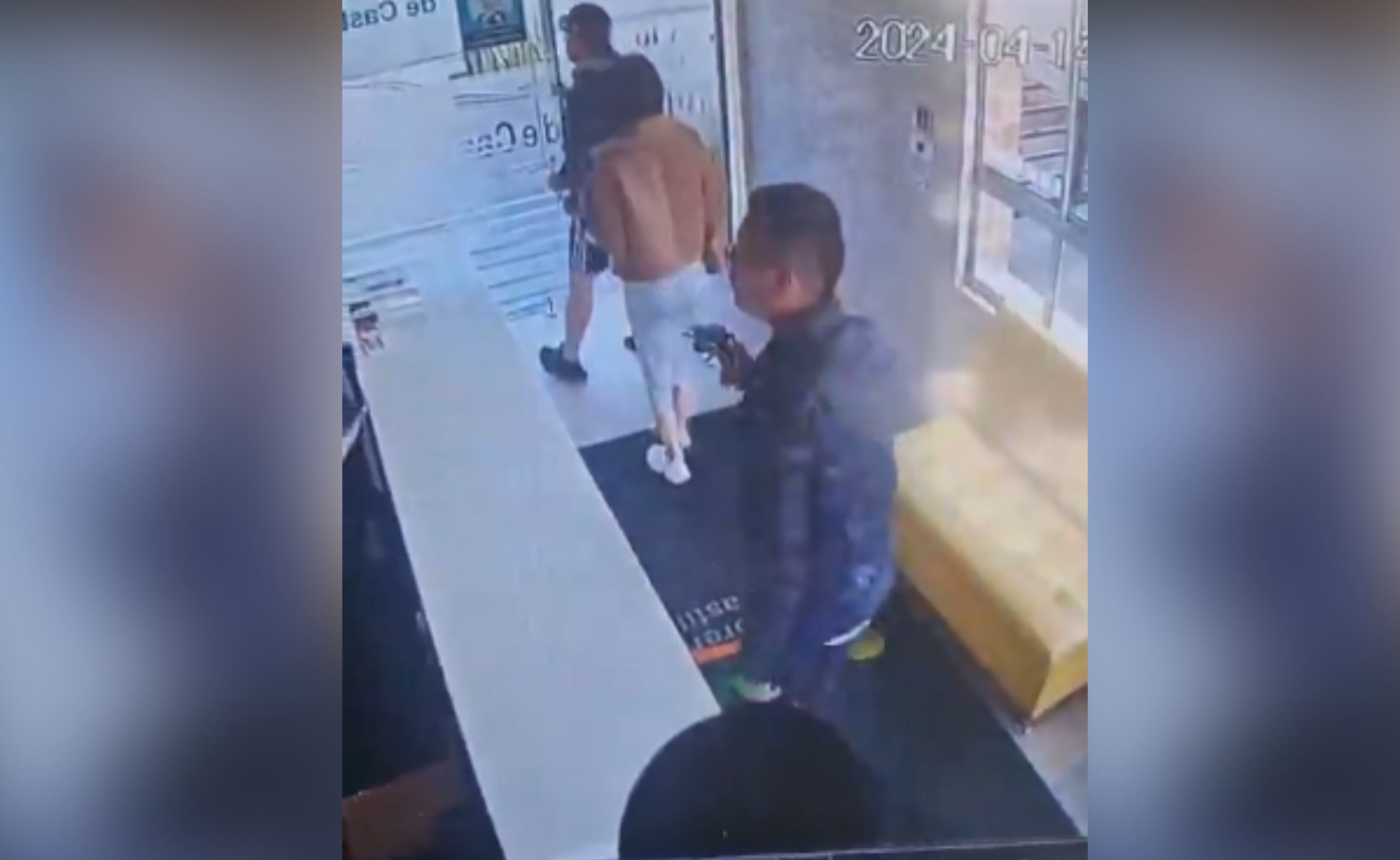 El sujeto sacó el arma de fuego al tiempo que dos residentes salían del edificio.