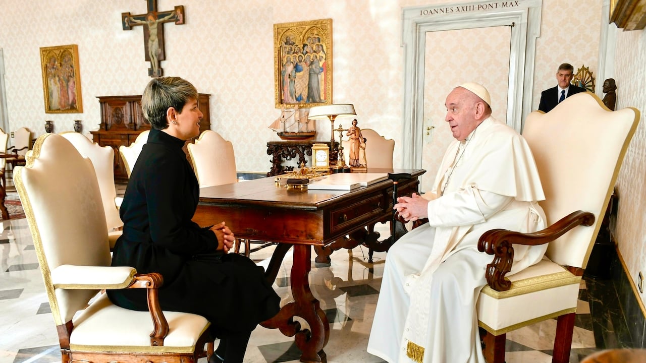 Imagen de archivo. Verónica Alcocer y el papa Francisco.