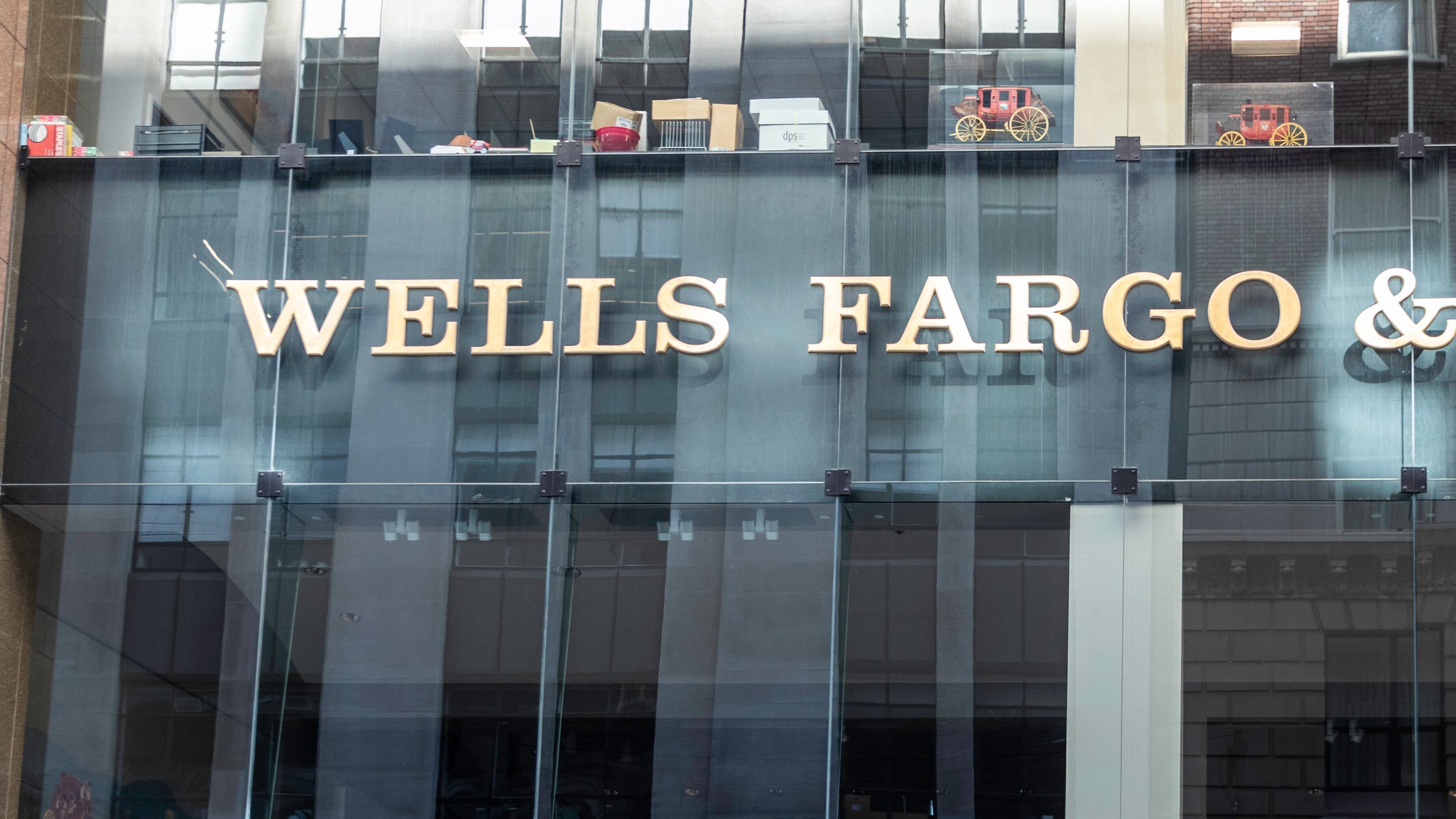 El banco estadounidense Wells Fargo congelará las cuentas de todos estos clientes desde ahora