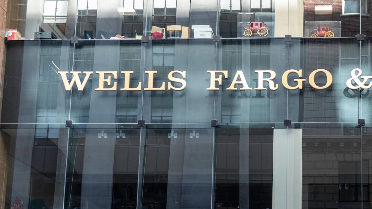 El banco estadounidense Wells Fargo congelará las cuentas de todos estos clientes desde ahora