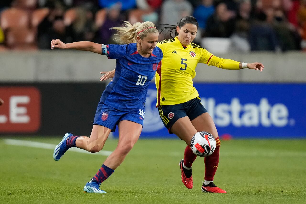 La mediocampista colombiana Lorena Bedoya (5) defiende contra la mediocampista estadounidense Lindsey Horan (10) durante la primera mitad de un partido amistoso internacional de fútbol el jueves 26 de octubre de 2023 en Sandy, Utah. (Foto AP/Rick Bowmer)