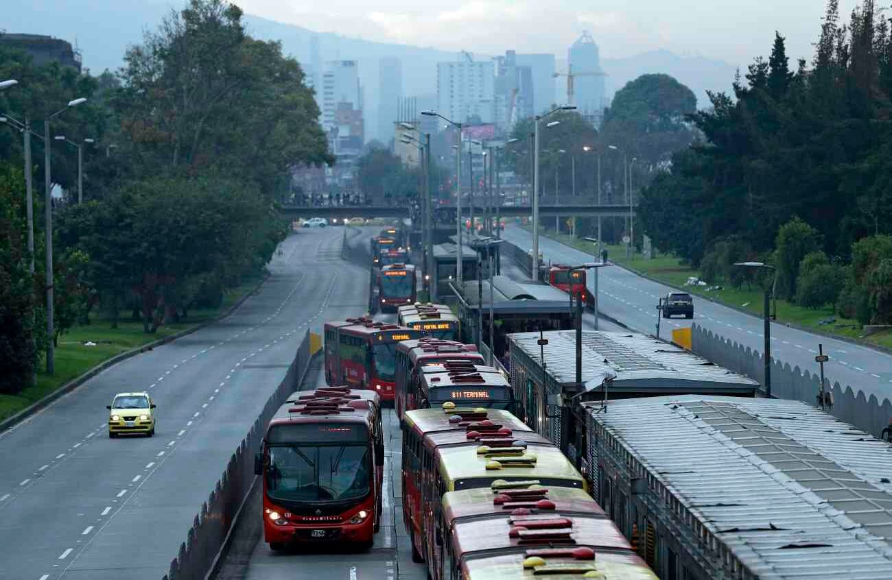 Tráfico en la Estación Parque Virrey del Transmilenio. FOTO: León Darío Peláez. SEMANA