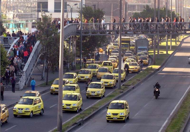 Más de 66 mil buses, busetas y taxis transportan a los bogotanos en el 'día sin carro'.