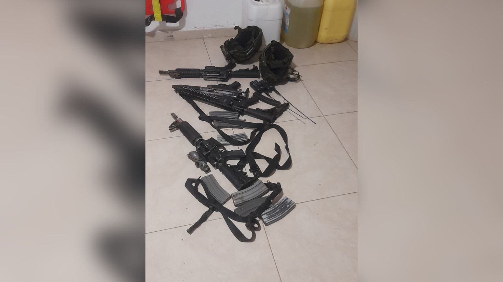 Armas y municiones que tenían los sujetos en su poder.