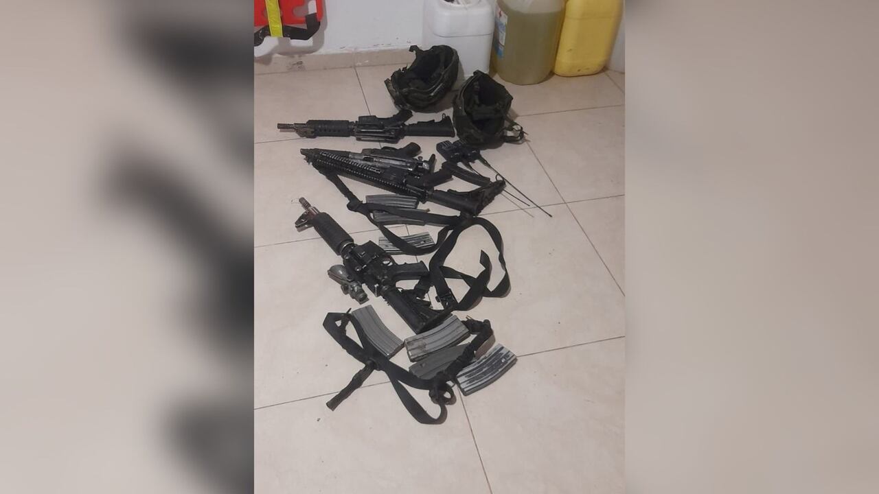 Armas y municiones que tenían los sujetos en su poder.