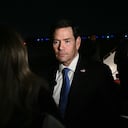 El secretario de Estado estadounidense, Marco Rubio, habla con la prensa antes de partir de la Base Conjunta Andrews, Maryland.