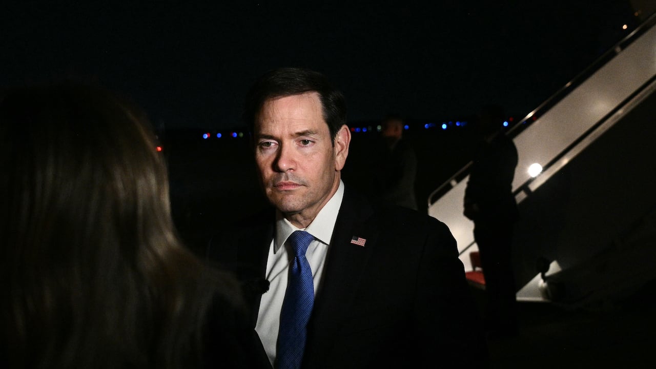 El secretario de Estado estadounidense, Marco Rubio, habla con la prensa antes de partir de la Base Conjunta Andrews, Maryland este domingo, 19 de julio.