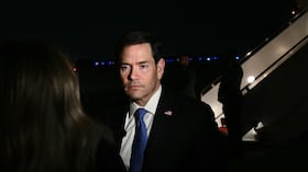 El secretario de Estado estadounidense, Marco Rubio, habla con la prensa antes de partir de la Base Conjunta Andrews, Maryland.