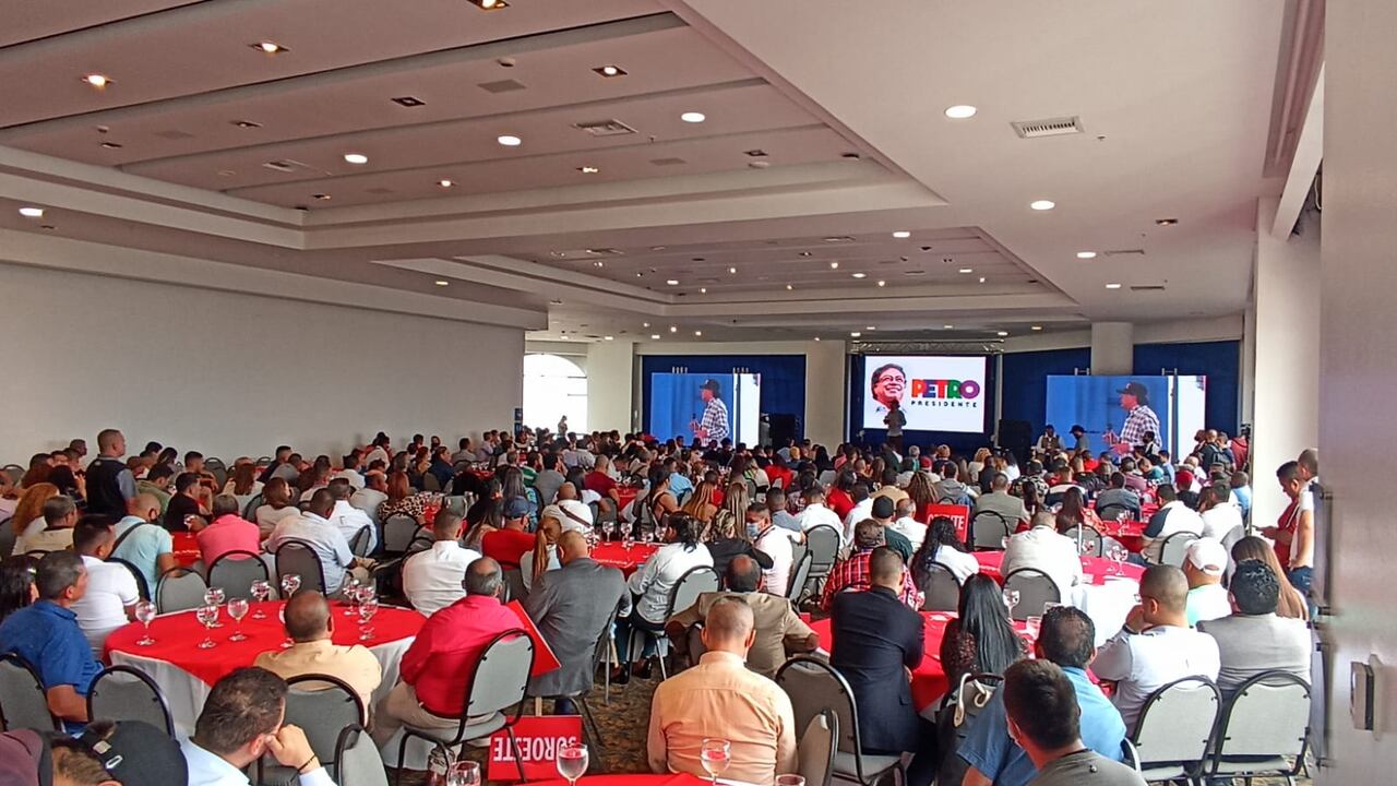 Gustavo Petro logra importante adhesión de bases liberales en Antioquia.