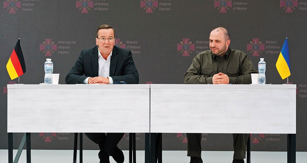 Ministro de Defensa alemán, Boris Pistorius, en compañía de su homólogo, Rustem Umerov. 