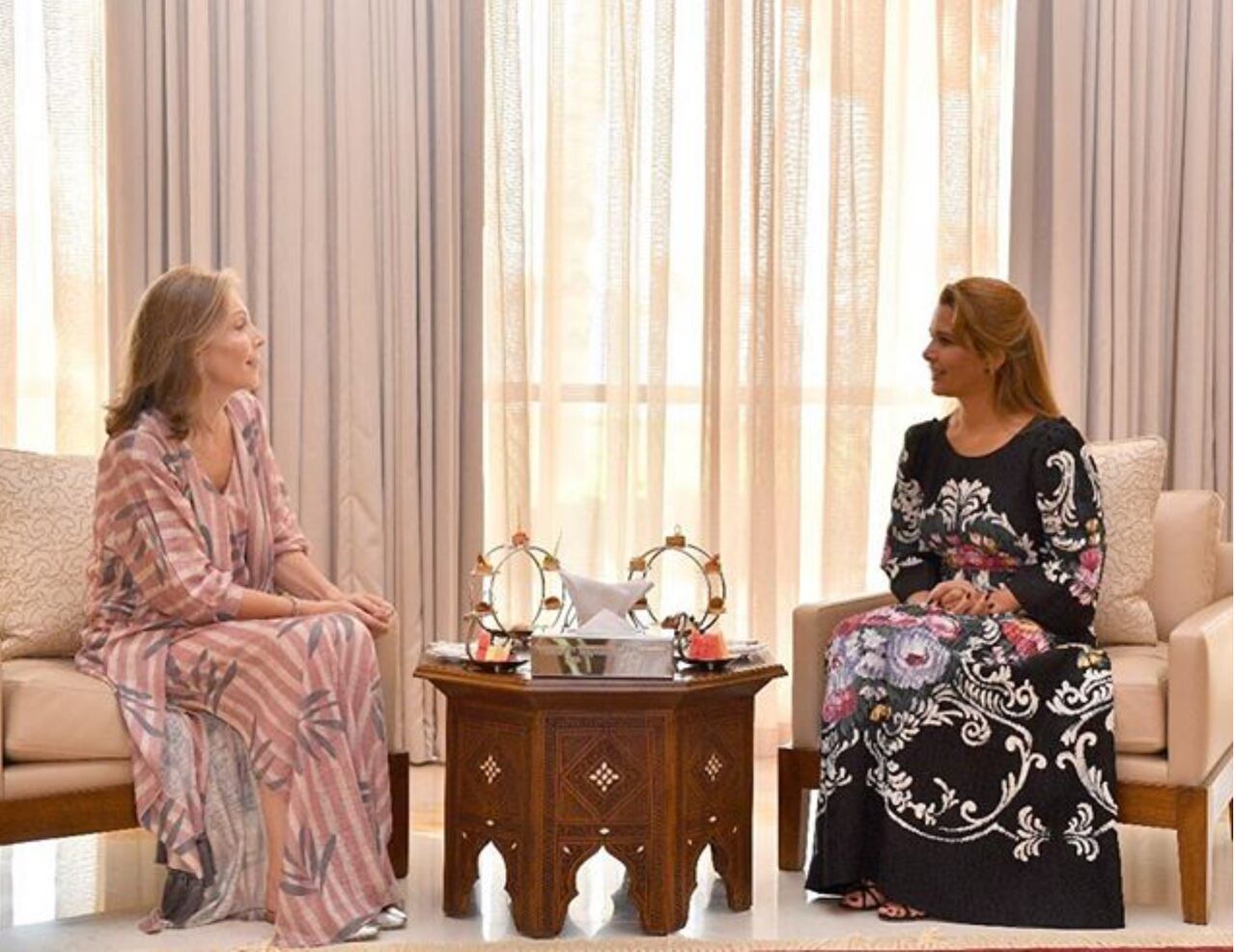 A la derecha, Haya de Jordania, la esposa que se le escapó al emir de Dubái. En 2010 estuvo en Bogotá y se reunió con María Clemencia de Santos, señora del presidente Juan Manuel Santos.
