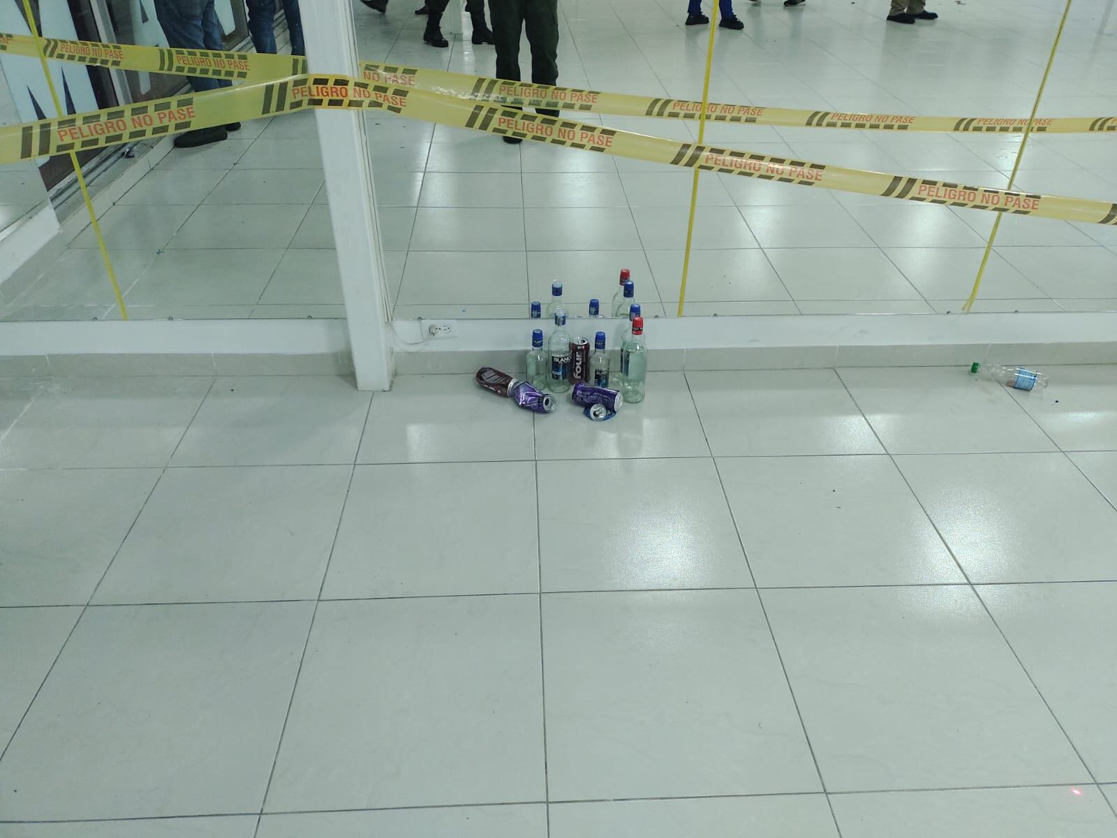 Botellas de varios licores fueron encontradas en el establecimiento.