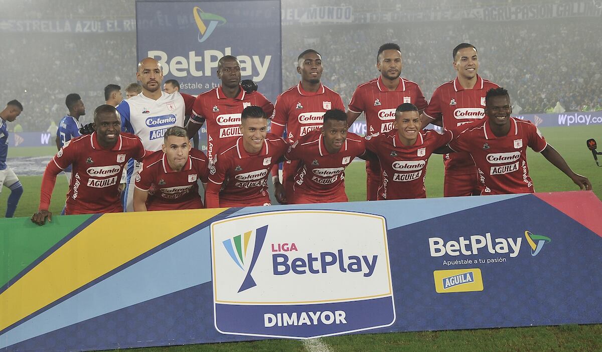 BOGOTA - COLOMBIA, 27-04-2023: Millonarios F. C. y America de Cali durante partido en partido de la fecha 16 por la Liga BetPlay DIMAYOR I 2023 jugado en el estadio Nemesio Camacho El Campin de la ciudad de Bogota. / Millonarios F. C. and America de Cali during a match of the 16th date for the BetPlay DIMAYOR I 2023 League played at the Nemesio Camacho El Campin Stadium in Bogota city. / Photo: VizzorImage / Luis Ramirez / Staff.