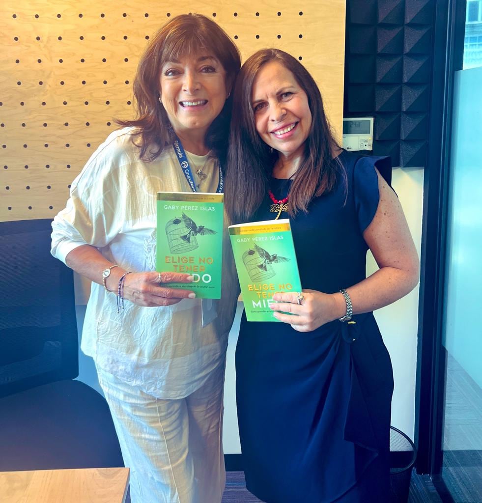 La reconocida autora mexicana Gaby Perez, quien estuvo de visita en Bogotá, comparte su inspiradora perspectiva en su último libro, “Elige No Tener Miedo”. Con más de 25 años de experiencia como tanatóloga, Perez aborda temas difíciles como el miedo, el duelo y el suicidio, ofreciendo consejos valiosos para enfrentar las adversidades de la vida.