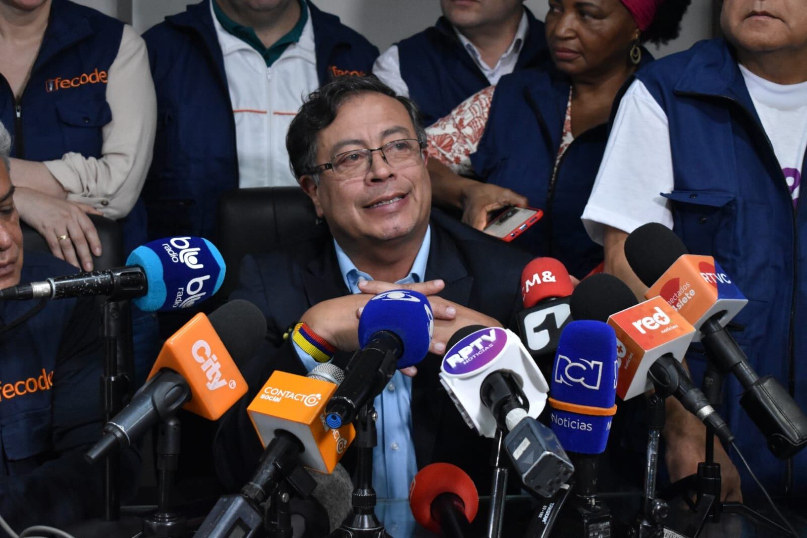 Gustavo Petro rueda de prensa Fecode