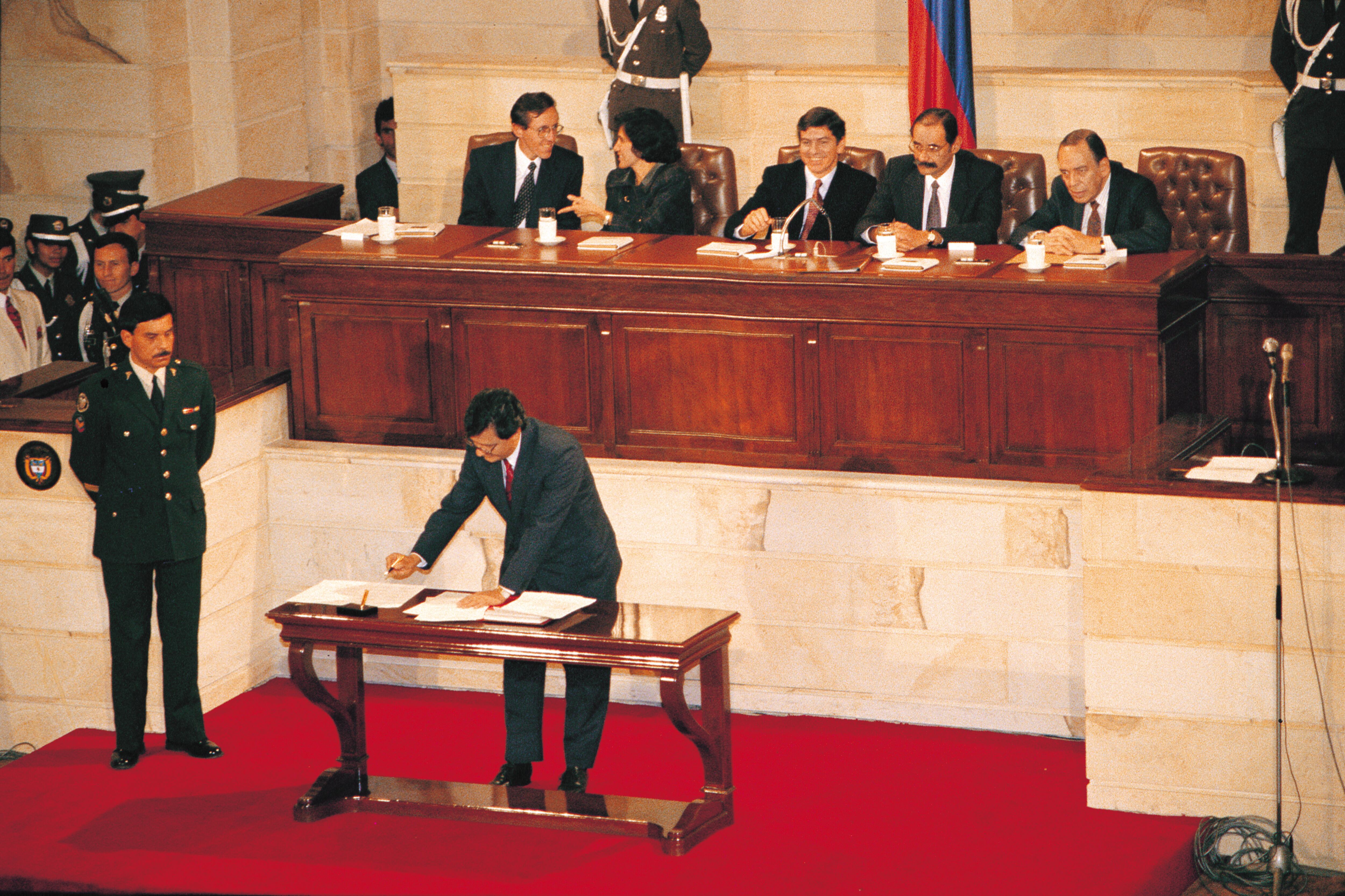 ASAMBLEA CONSTITUYENTE: Aspectos,  Clausura, mesa directiva.
Ed. 1109 p. 35    Ed. 1178 p. 96
Foto:Lope Medina   Jul 91