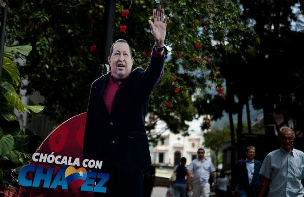 Vista de publicidad política del presidente y candidato a la reelección Hugo Chávez, en una calle de Caracas.