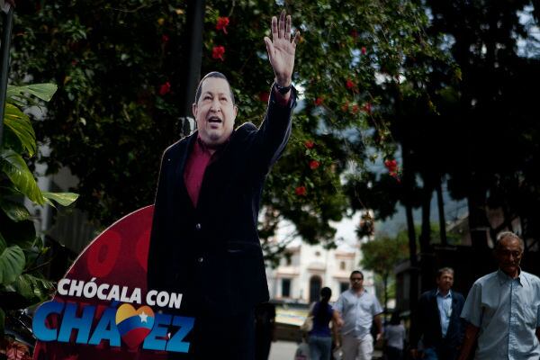 Vista de publicidad política del presidente y candidato a la reelección Hugo Chávez, en una calle de Caracas.