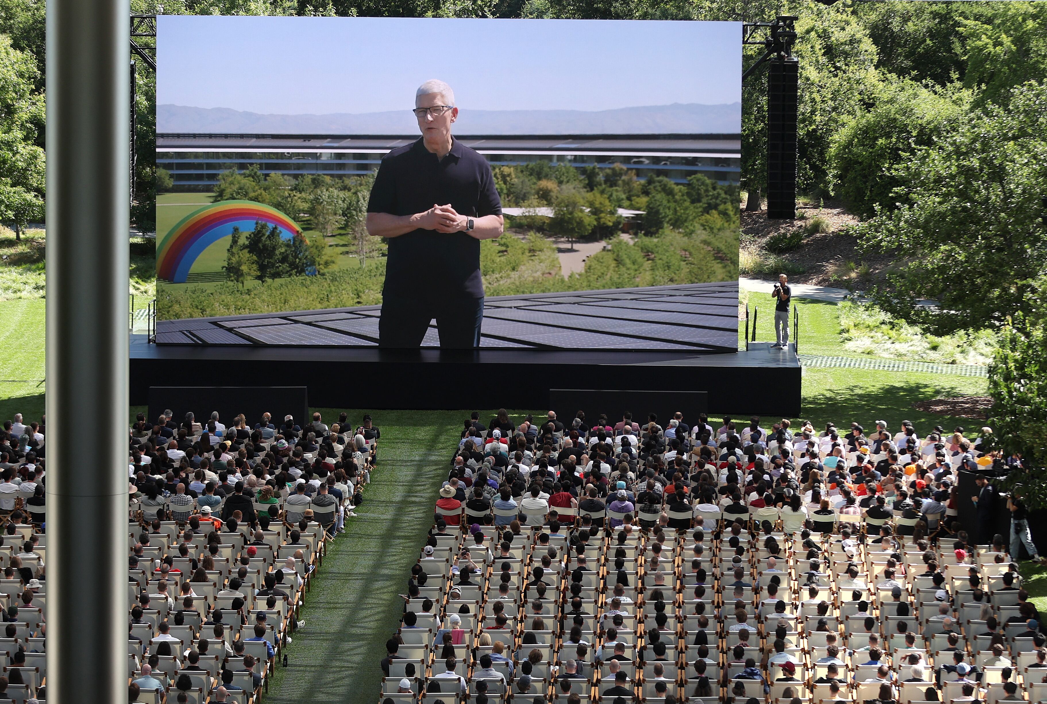 CUPERTINO, CALIFORNIA – 10 DE JUNIO: El director ejecutivo de Apple, Tim Cook, pronuncia un discurso al inicio de la Conferencia Mundial de Desarrolladores de Apple (WWDC). (Foto de JUSTIN SULLIVAN / GETTY IMAGES NORTEAMÉRICA / Getty Images vía AFP)