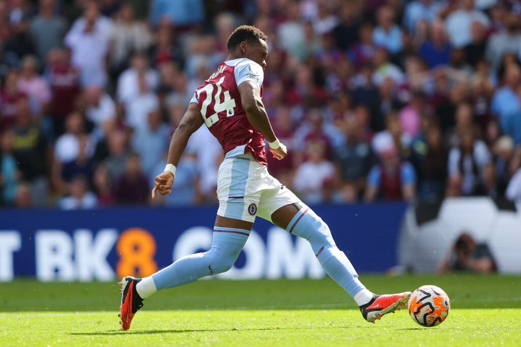 BIRMINGHAM, ENGLAND - AUGUST 20: Jhon Duran of Aston Villa scores his side's fourth goal during the Premier League match between Aston Villa and Everton FC at Villa Park on August 20, 2023 in Birmingham, England. (Photo by James Gill - Danehouse/Getty Images)