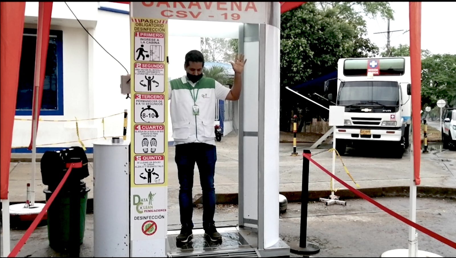 La máquina tiene capacidad de desinfectar a más de 2 mil personas cada día.