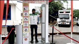 La máquina tiene capacidad de desinfectar a más de 2 mil personas cada día.