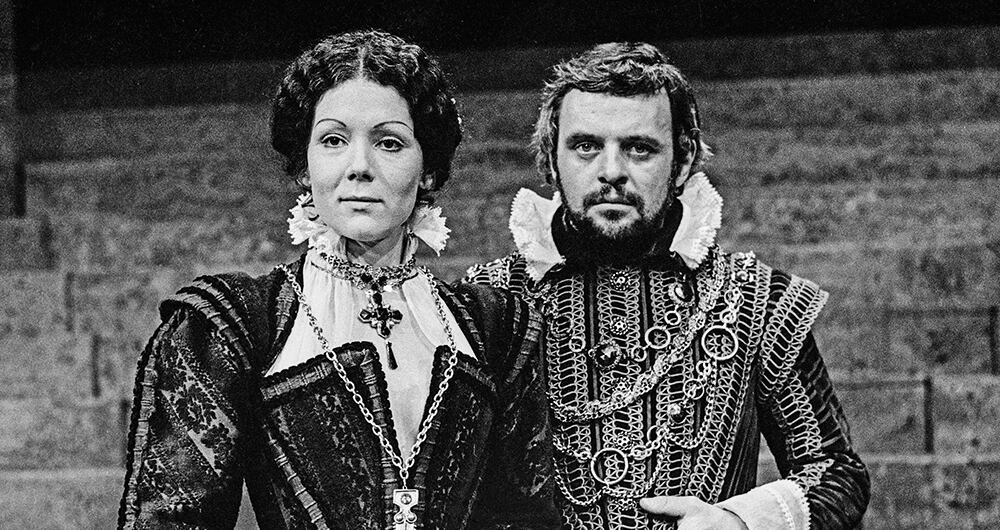Diana Rigg y Anthony Hopkins en el National Theatre de Londres, en 1972.