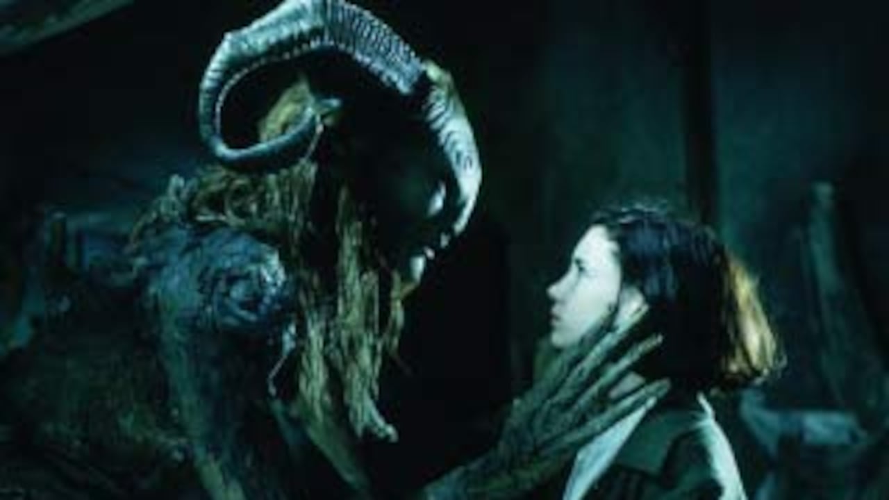 Ofelia (Ivana Baquero) encuentra un mundo secreto en la frontera de la casa de su temible padrastro.