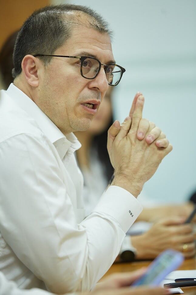 El proyecto le quita facultades al fiscal para decidir sobre la suspensión de las órdenes de captura y todo quedaría en manos del director de la Unidad de Investigación de la Fiscalía, que es elegido de una terna presentada por la JEP.