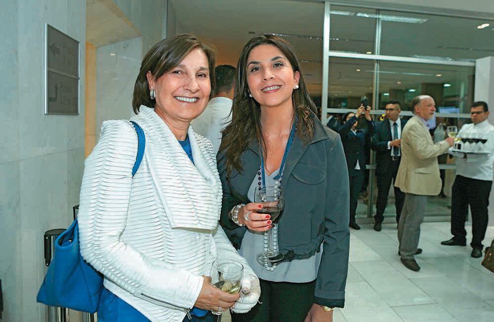 Cecilia María Vélez y María Victoria Angulo.