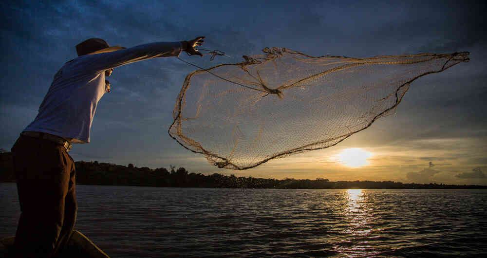Julián Alberto Medina ahora vive de pescar en el Golfo de Morrosquillo. 