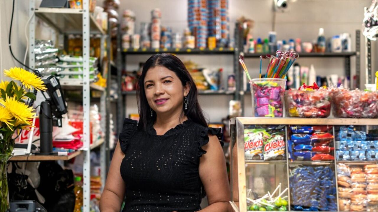 El 28,3% de las mujeres opera su negocio, desde sus viviendas, el 55,1% en un local arrendado, el 9,2% en un local propio, el 6,2% en un local rodante y finalmente el 1,2% tienen un puesto fijo.