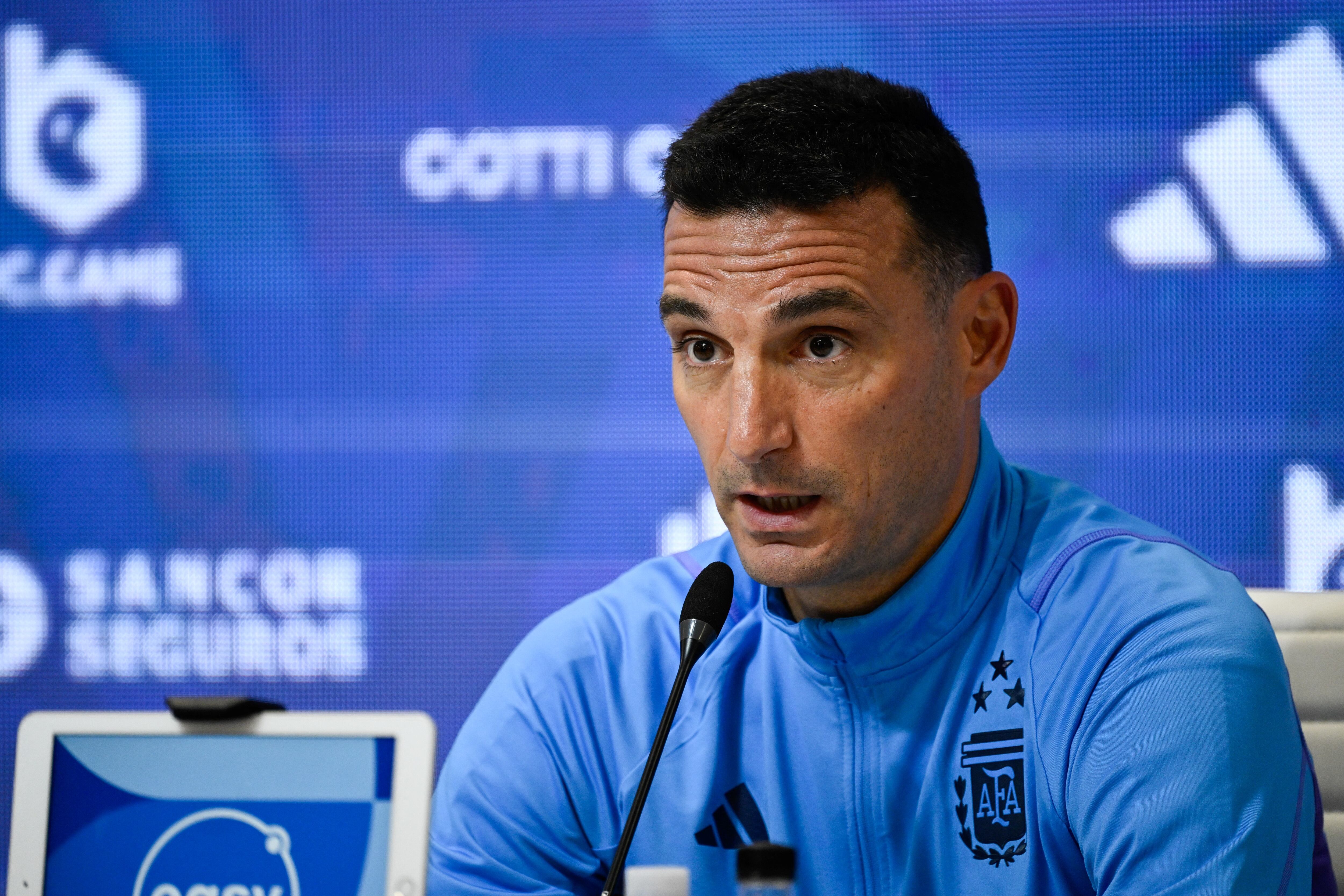 Argentina's head coach Lionel Scaloni speaks during a press conference in Ezeiza, Buenos Aires, on September 6, 2023, ahead of the FIFA World Cup 2026 qualifier football matches against Ecuador on September 7 in Buenos Aires and Bolivia on September 12 in La Paz. (Photo by LUIS ROBAYO / AFP)