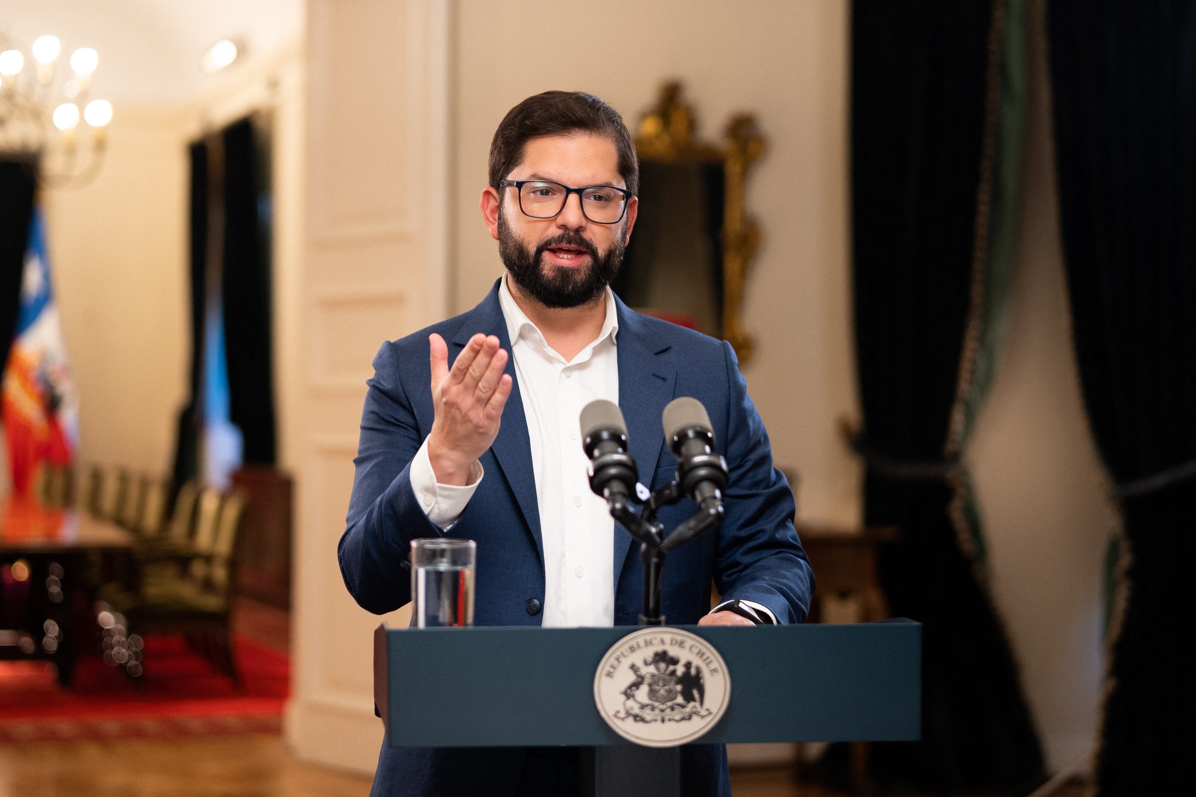 Foto publicada por la oficina de prensa de la presidencia de Chile que muestra al presidente de Chile, Gabriel Boric, presentando un mensaje al país para anunciar la asociación público-privada para la explotación de litio en Chile
