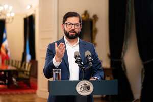 Foto publicada por la oficina de prensa de la presidencia de Chile que muestra al presidente de Chile, Gabriel Boric, presentando un mensaje al país para anunciar la asociación público-privada para la explotación de litio en Chile