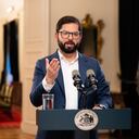 Foto publicada por la oficina de prensa de la presidencia de Chile que muestra al presidente de Chile, Gabriel Boric, presentando un mensaje al país para anunciar la asociación público-privada para la explotación de litio en Chile