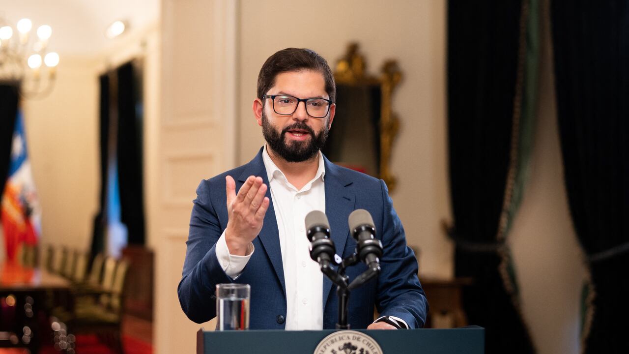 Foto publicada por la oficina de prensa de la presidencia de Chile que muestra al presidente de Chile, Gabriel Boric, presentando un mensaje al país para anunciar la asociación público-privada para la explotación de litio en Chile