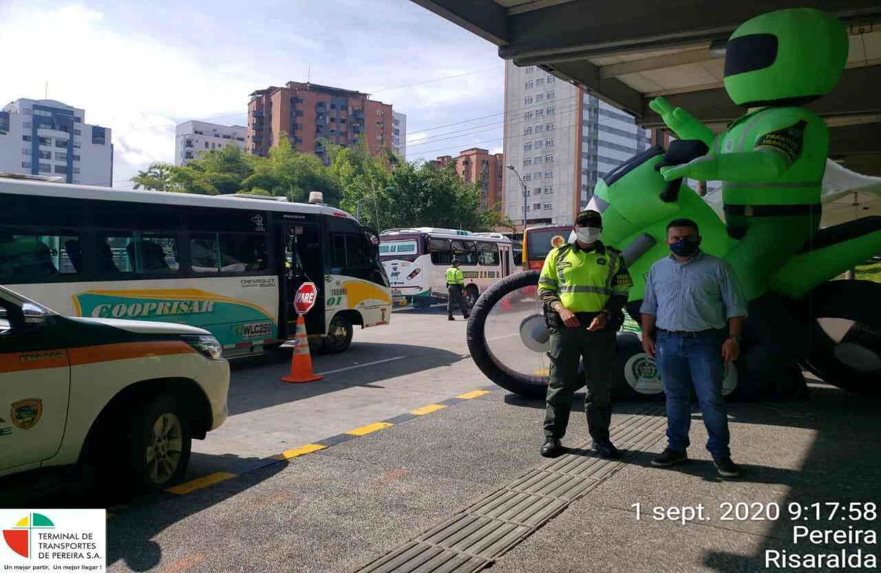 Terminal de Pereira. En cada lugar se ingenian la manera de hacer más didáctica la meta de protegernos entre todos. Foto: Mintransporte