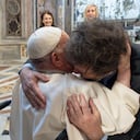 El Papa Francisco (izq.) se abraza con el presidente de Argentina, Javier Milei (der.) durante su primer encuentro en el Vaticano.