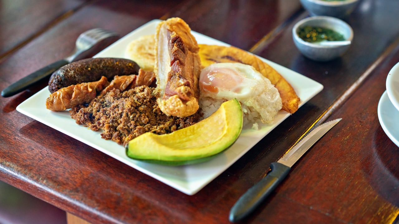 La bandeja paisa es el plato tradicional de Medellín, pero hay otros que vale la pena comer.