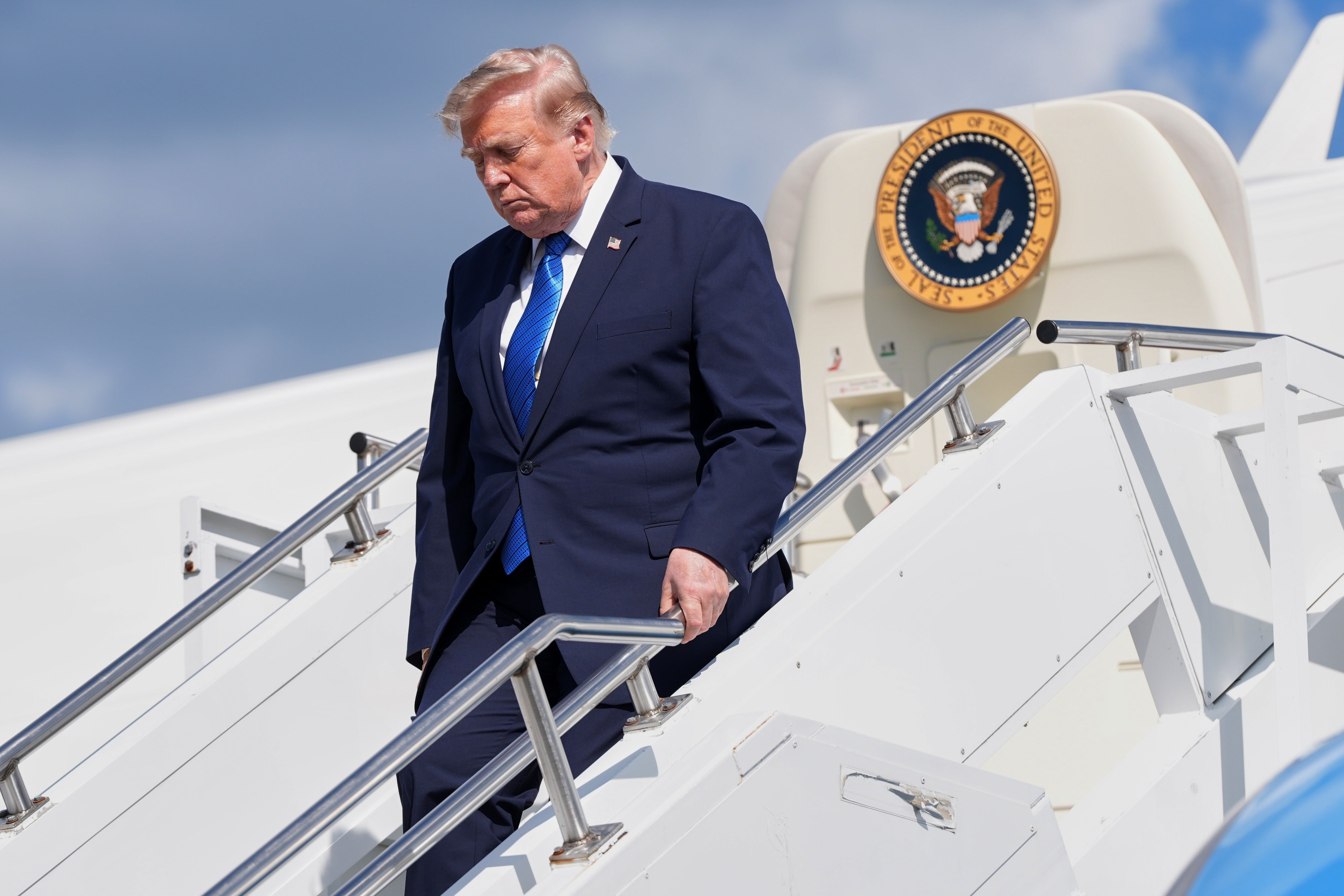 El presidente de Estados Unidos, Donald Trump, desciende del Air Force One en el Aeropuerto Municipal de Morristown, Nueva Jersey.