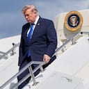 El presidente de Estados Unidos, Donald Trump, desciende del Air Force One en el Aeropuerto Municipal de Morristown, Nueva Jersey.