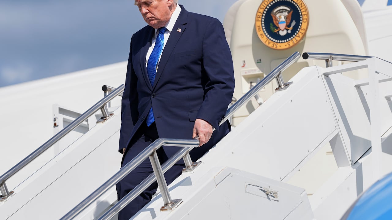 El presidente de Estados Unidos, Donald Trump, desciende del Air Force One en el Aeropuerto Municipal de Morristown, Nueva Jersey.