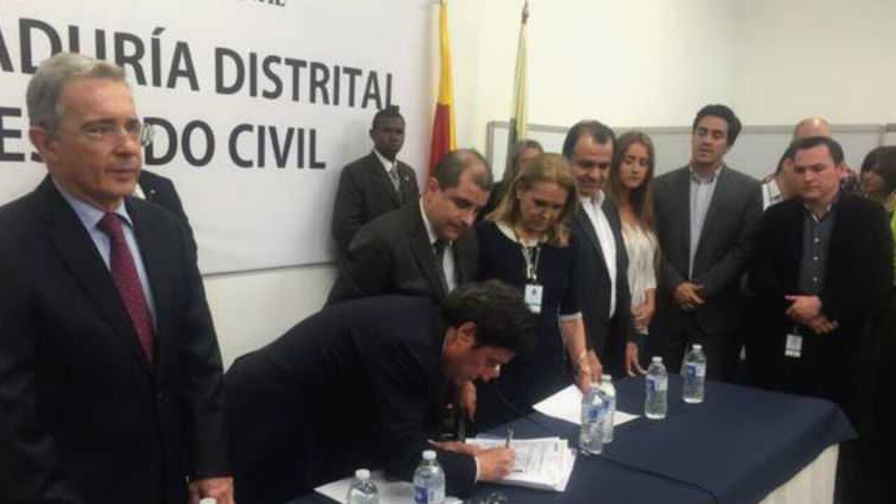 Álvaro Uribe y Francisco Santos en el momento de la inscripción.