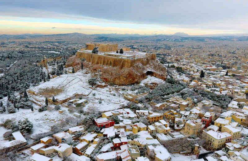 El lunes en la noche, una intensa nevada cubrió el Partenón y el resto de Atenas. Foto: Antonis Nikolopoulos / Eurokinissi / AP