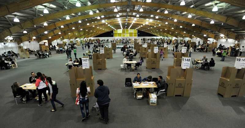 Decenas de personas ejercen su derecho al voto en el centro de votacion más grande del Pais, Corferias.